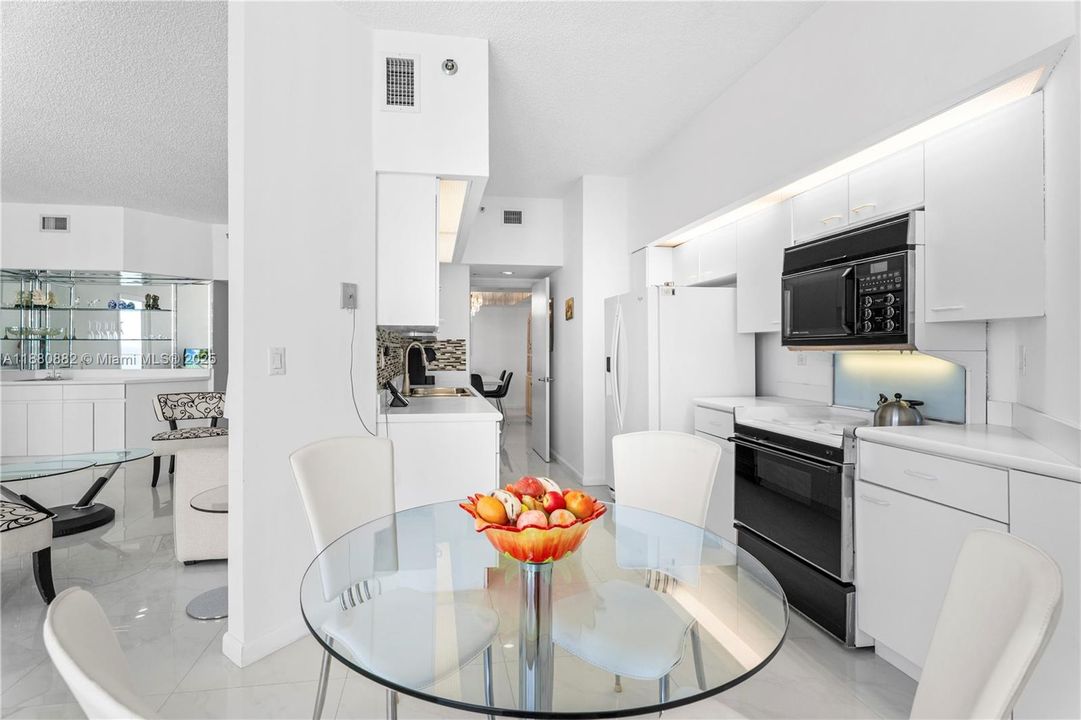 待售: $1,100,000 (2 贝兹, 2 浴室, 1460 平方英尺)