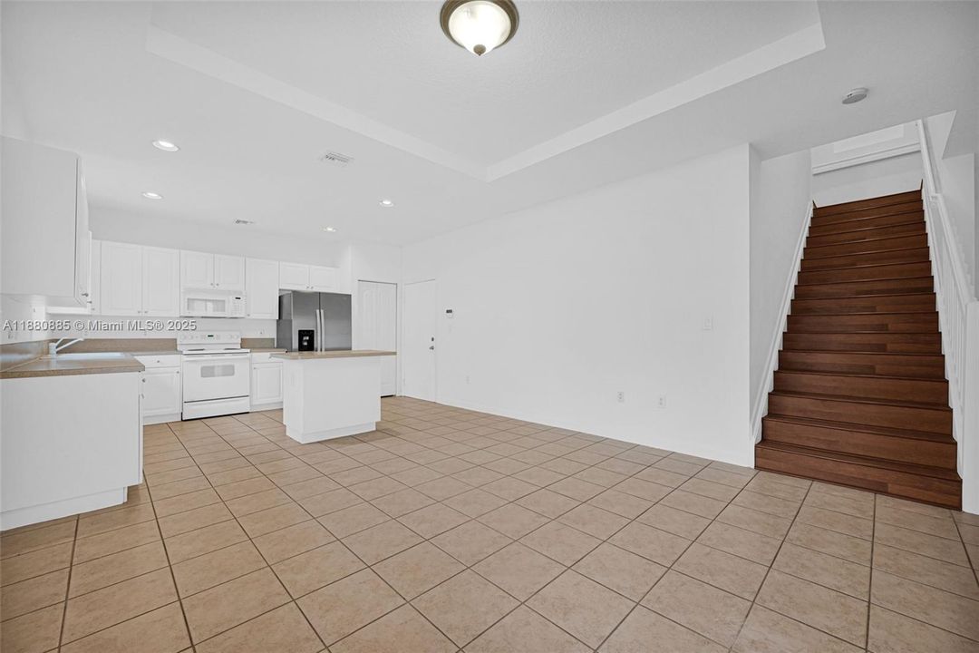 合同活跃: $750,000 (4 贝兹, 3 浴室, 2626 平方英尺)