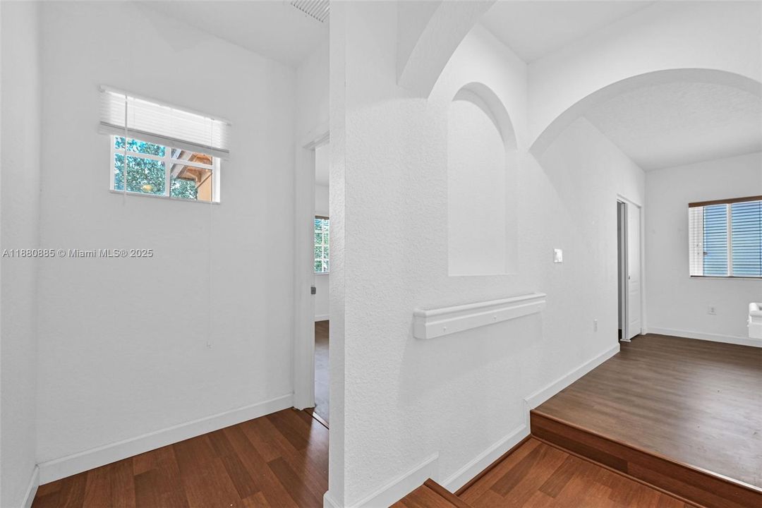 合同活跃: $750,000 (4 贝兹, 3 浴室, 2626 平方英尺)