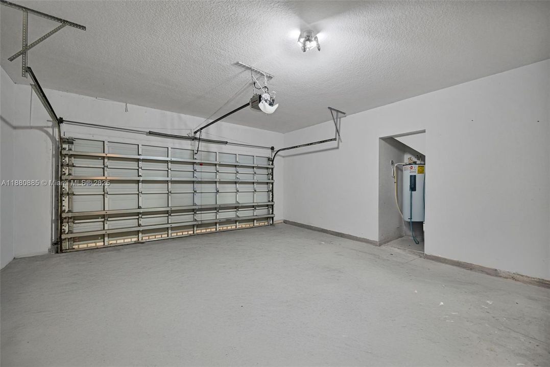 合同活跃: $750,000 (4 贝兹, 3 浴室, 2626 平方英尺)