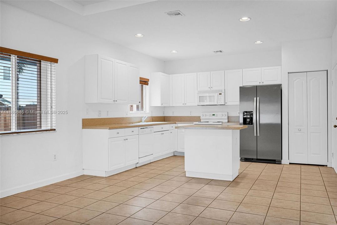 合同活跃: $750,000 (4 贝兹, 3 浴室, 2626 平方英尺)