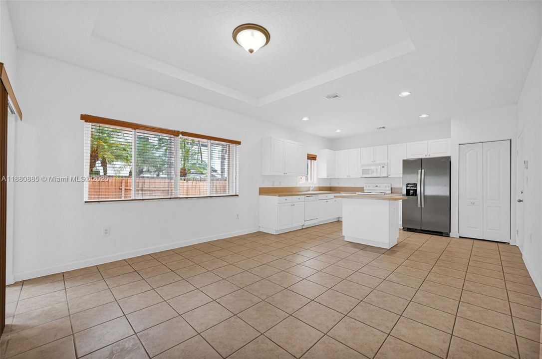 合同活跃: $750,000 (4 贝兹, 3 浴室, 2626 平方英尺)