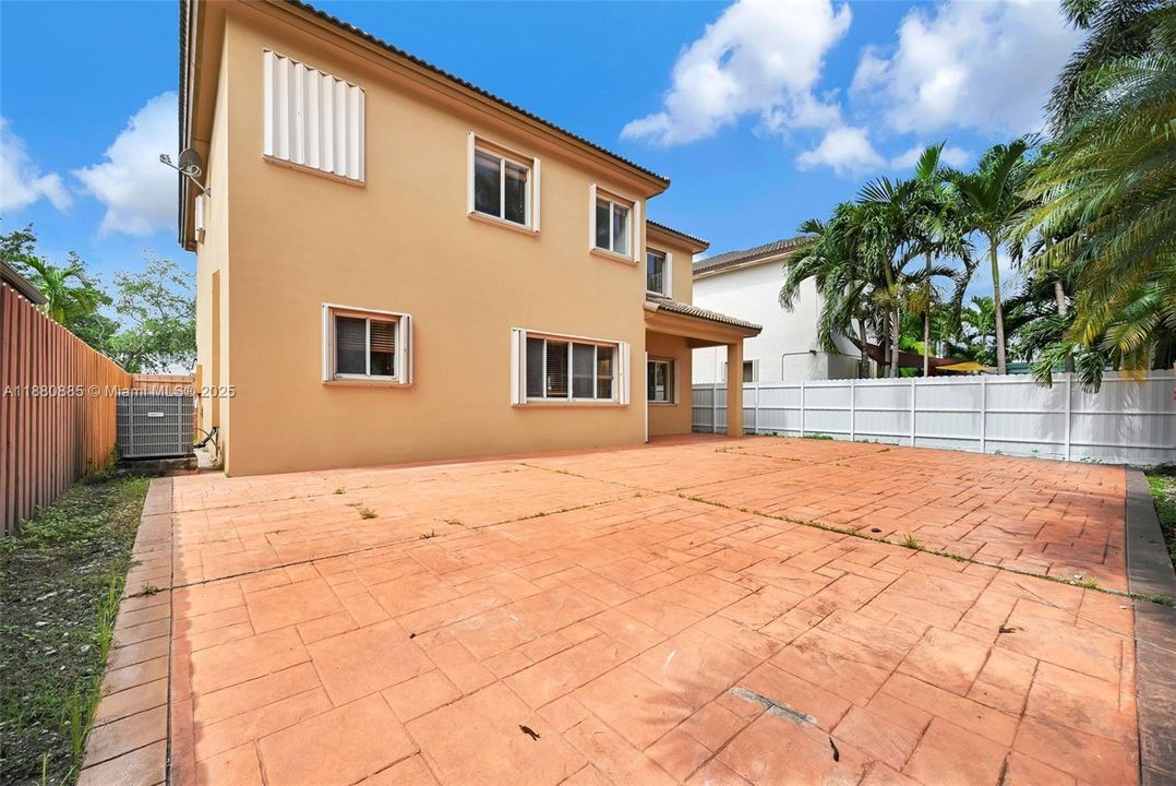 合同活跃: $750,000 (4 贝兹, 3 浴室, 2626 平方英尺)