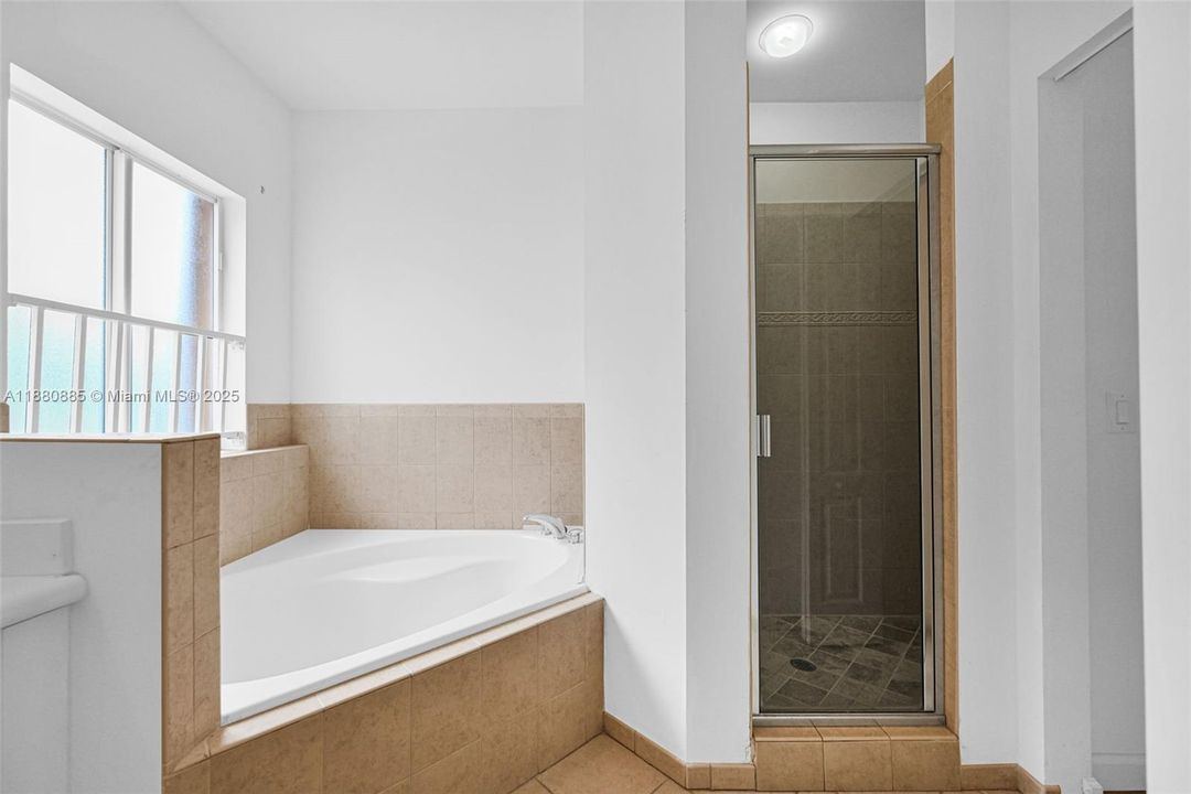 合同活跃: $750,000 (4 贝兹, 3 浴室, 2626 平方英尺)