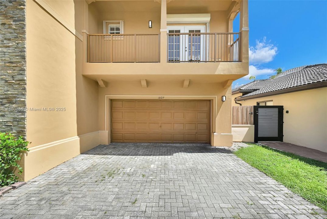 合同活跃: $750,000 (4 贝兹, 3 浴室, 2626 平方英尺)