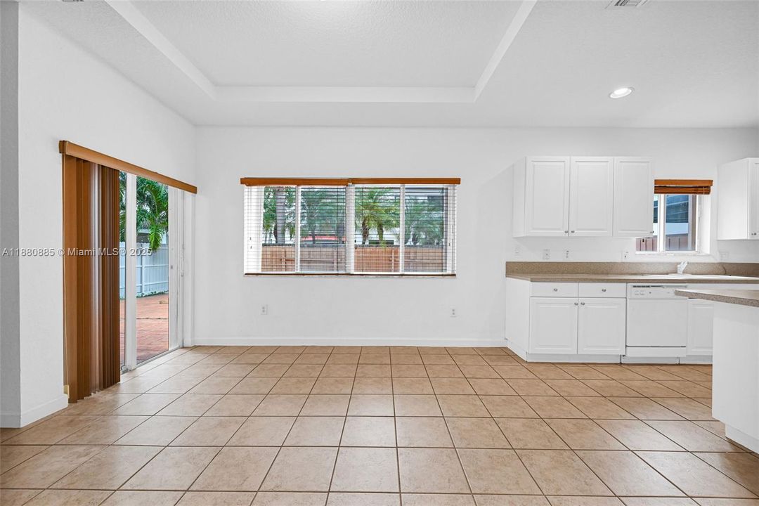 合同活跃: $750,000 (4 贝兹, 3 浴室, 2626 平方英尺)