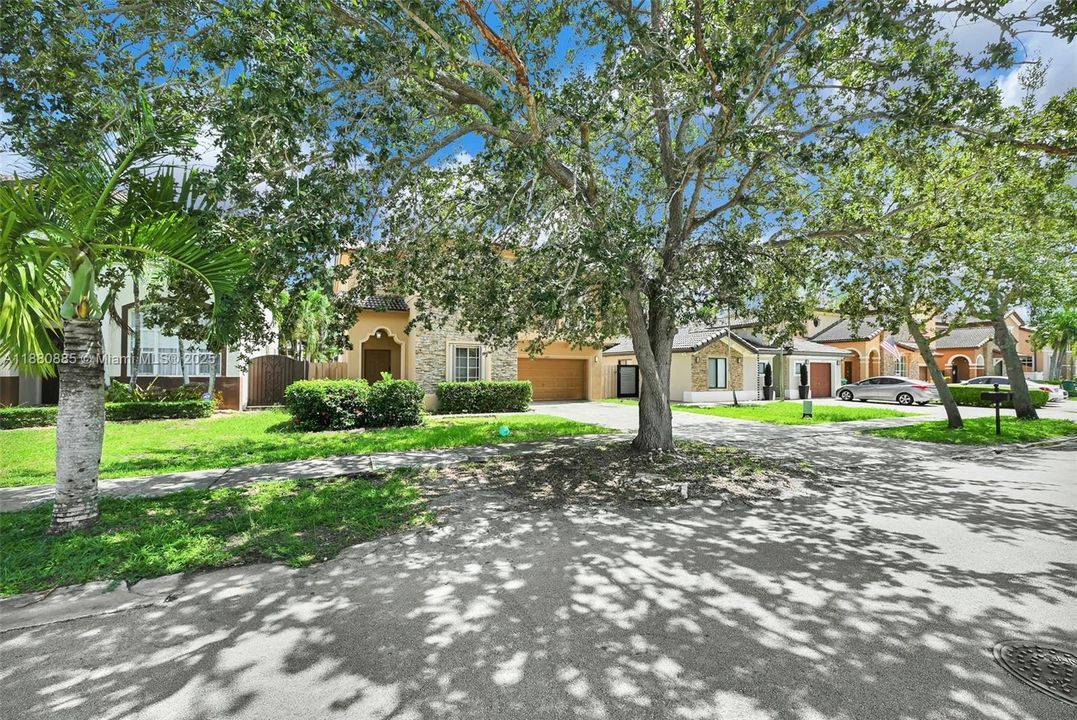 合同活跃: $750,000 (4 贝兹, 3 浴室, 2626 平方英尺)