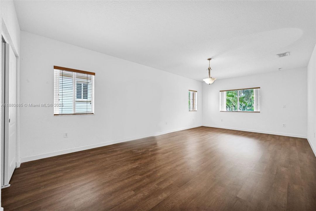 合同活跃: $750,000 (4 贝兹, 3 浴室, 2626 平方英尺)