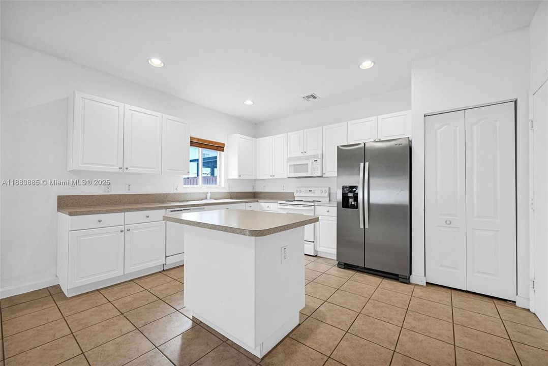 合同活跃: $750,000 (4 贝兹, 3 浴室, 2626 平方英尺)