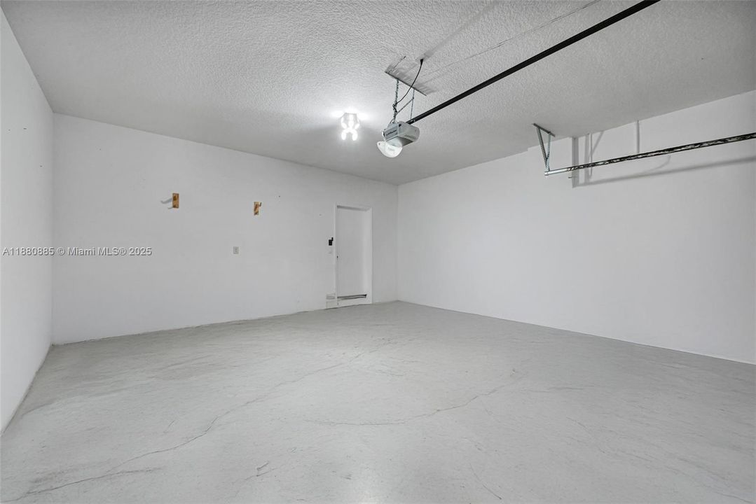 合同活跃: $750,000 (4 贝兹, 3 浴室, 2626 平方英尺)