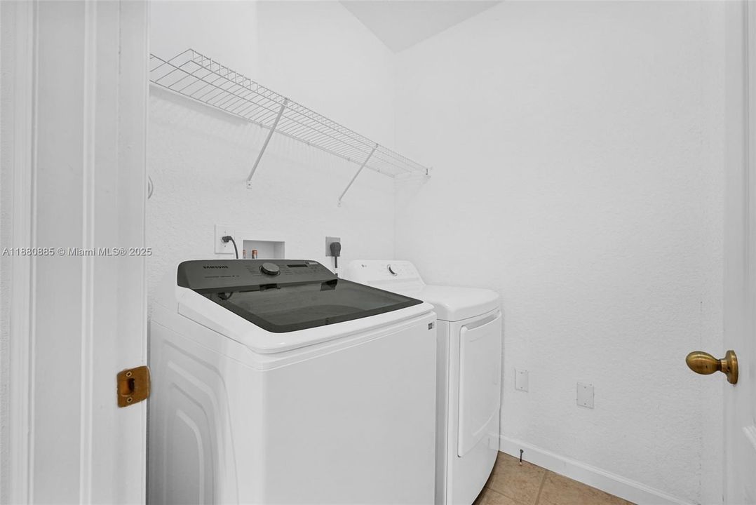 合同活跃: $750,000 (4 贝兹, 3 浴室, 2626 平方英尺)