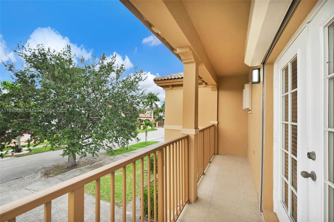 合同活跃: $750,000 (4 贝兹, 3 浴室, 2626 平方英尺)