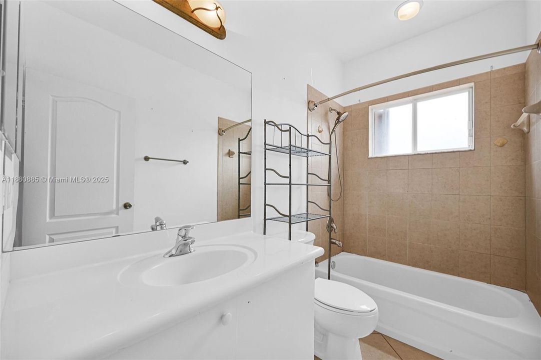 合同活跃: $750,000 (4 贝兹, 3 浴室, 2626 平方英尺)