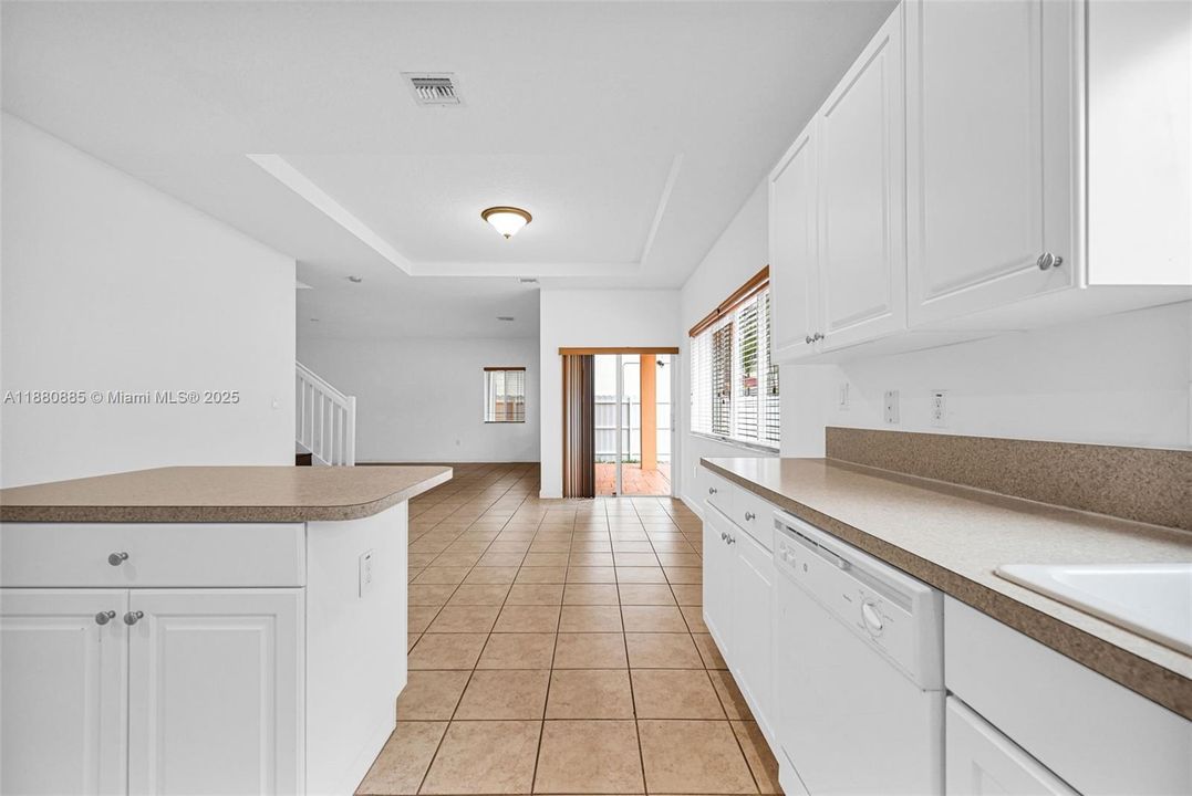 合同活跃: $750,000 (4 贝兹, 3 浴室, 2626 平方英尺)