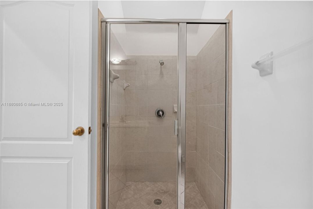 合同活跃: $750,000 (4 贝兹, 3 浴室, 2626 平方英尺)