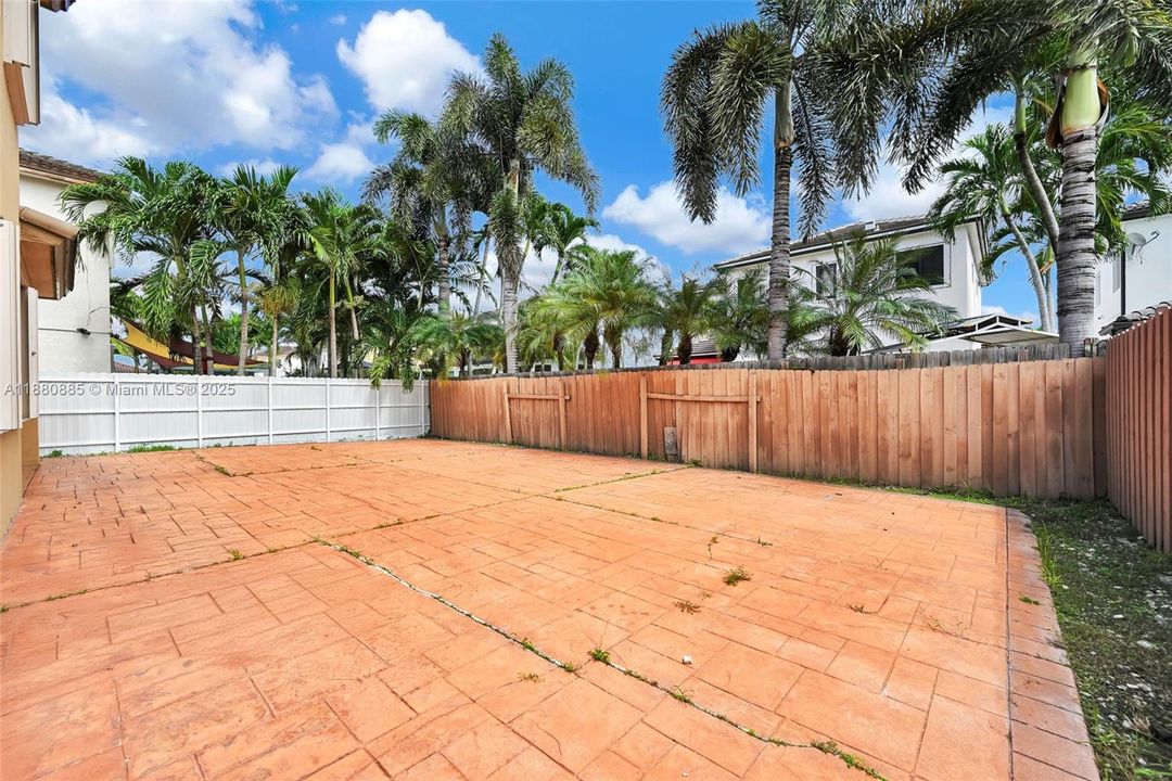 合同活跃: $750,000 (4 贝兹, 3 浴室, 2626 平方英尺)