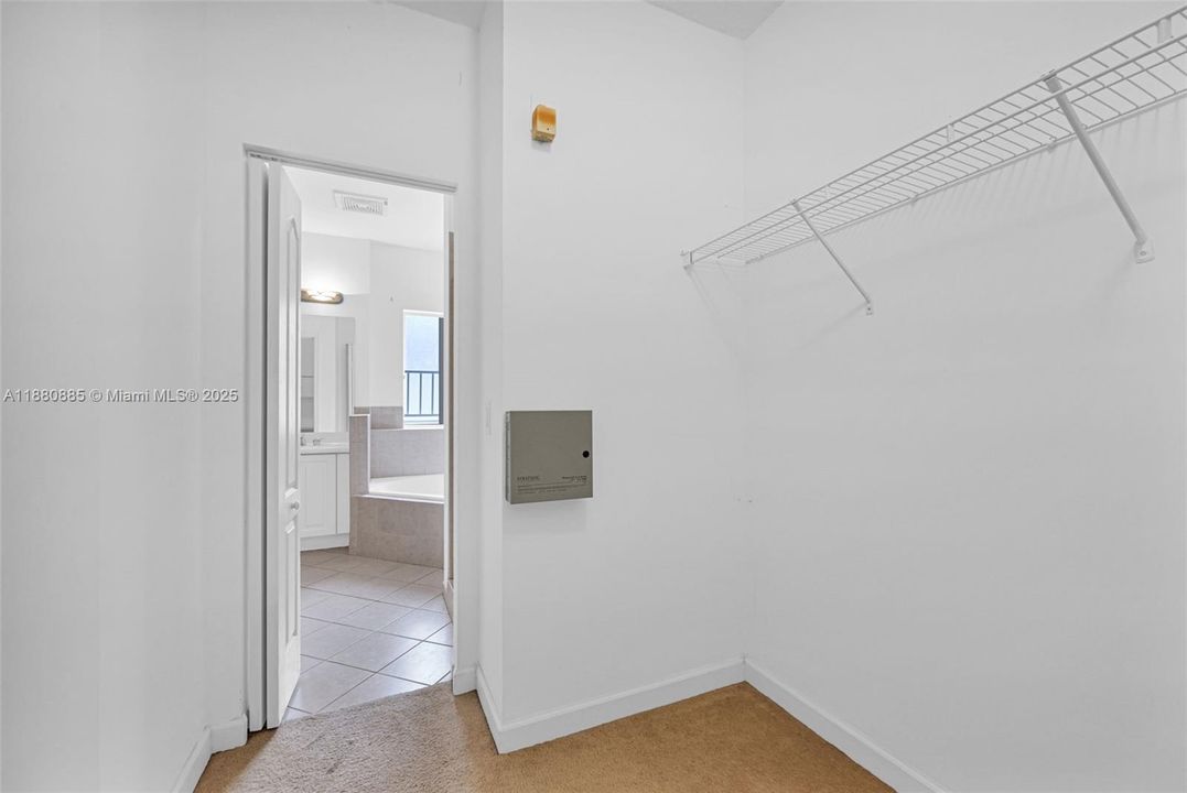 合同活跃: $750,000 (4 贝兹, 3 浴室, 2626 平方英尺)