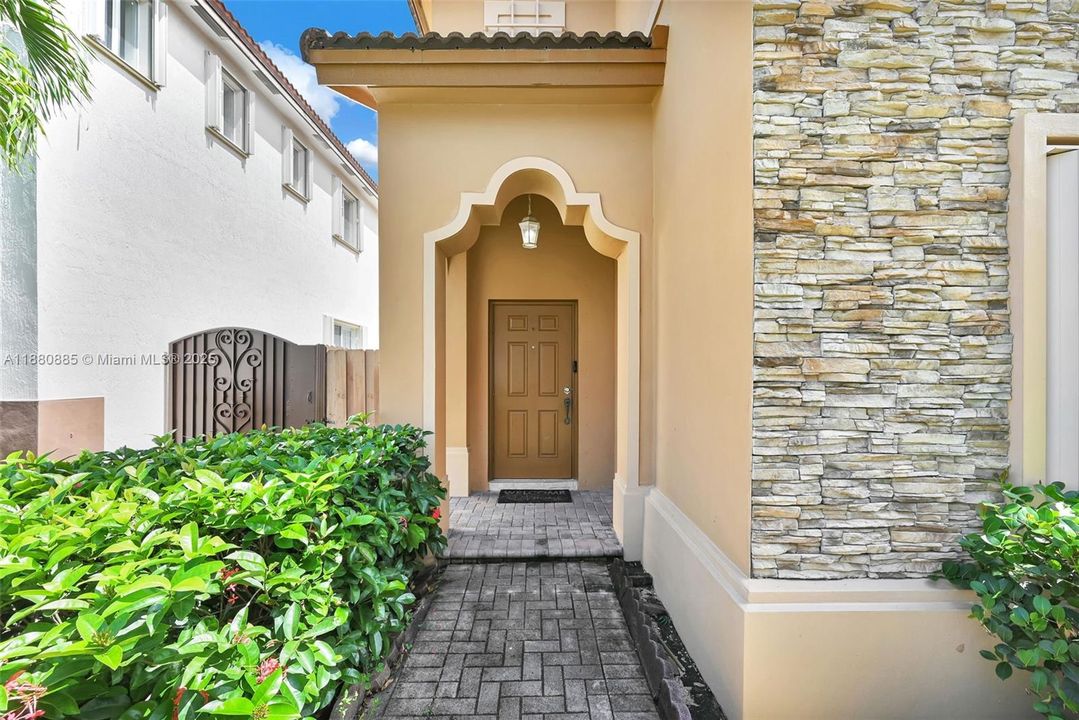 合同活跃: $750,000 (4 贝兹, 3 浴室, 2626 平方英尺)