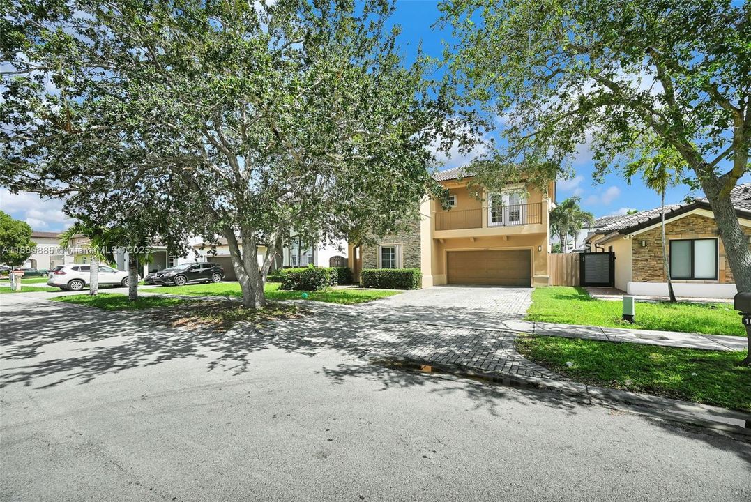 合同活跃: $750,000 (4 贝兹, 3 浴室, 2626 平方英尺)