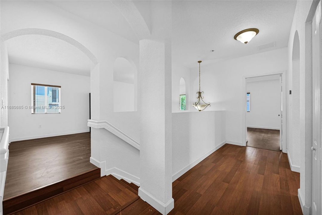 合同活跃: $750,000 (4 贝兹, 3 浴室, 2626 平方英尺)