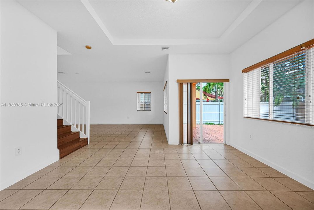 合同活跃: $750,000 (4 贝兹, 3 浴室, 2626 平方英尺)