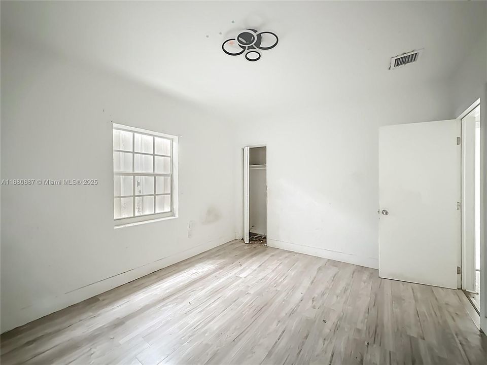 Vendido Recientemente: $649,900 (2 camas, 1 baños, 1715 Pies cuadrados)