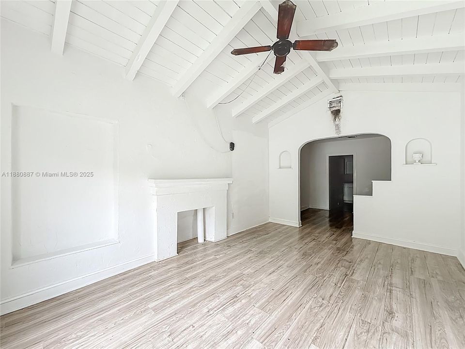 Vendido Recientemente: $649,900 (2 camas, 1 baños, 1715 Pies cuadrados)