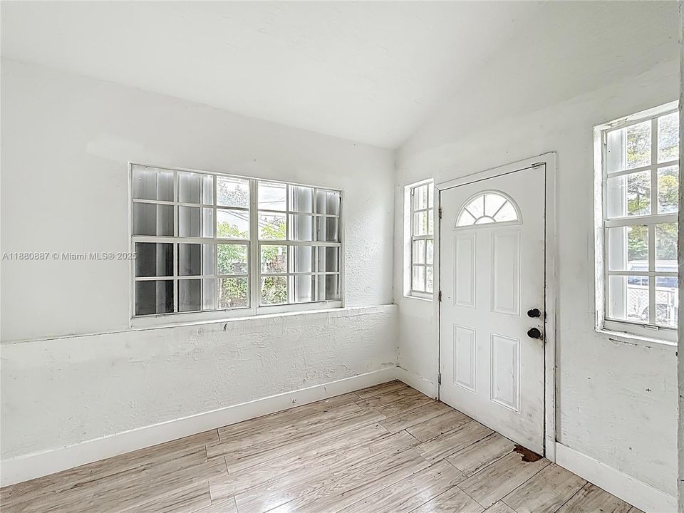 Vendido Recientemente: $649,900 (2 camas, 1 baños, 1715 Pies cuadrados)