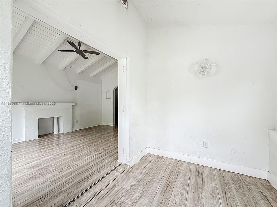 Vendido Recientemente: $649,900 (2 camas, 1 baños, 1715 Pies cuadrados)