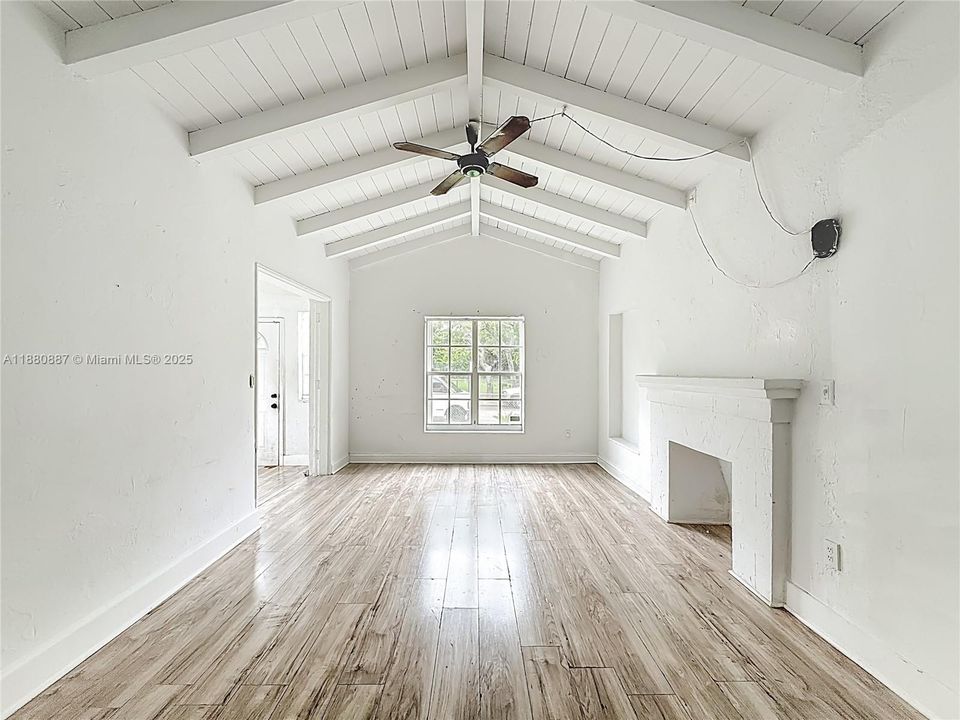 Vendido Recientemente: $649,900 (2 camas, 1 baños, 1715 Pies cuadrados)