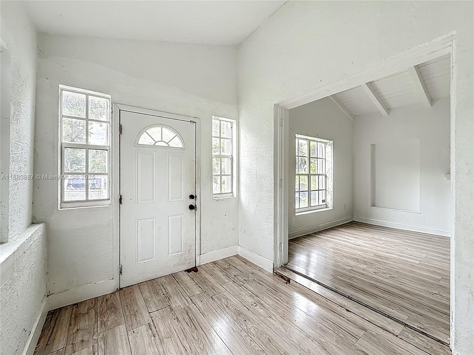 Vendido Recientemente: $649,900 (2 camas, 1 baños, 1715 Pies cuadrados)