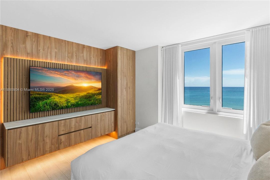 For Sale: $2,800,000 (3 beds, 3 baths, 1560 Square Feet)