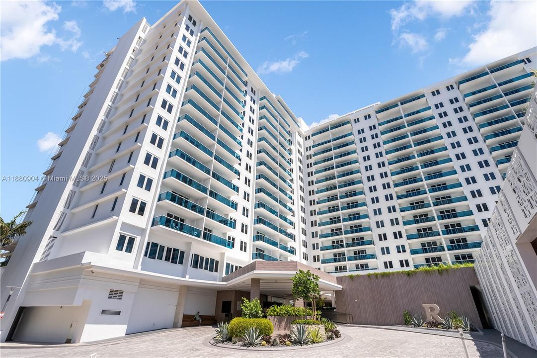 For Sale: $2,800,000 (3 beds, 3 baths, 1560 Square Feet)