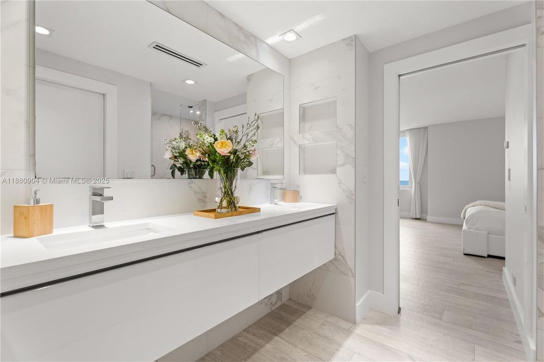 For Sale: $2,800,000 (3 beds, 3 baths, 1560 Square Feet)