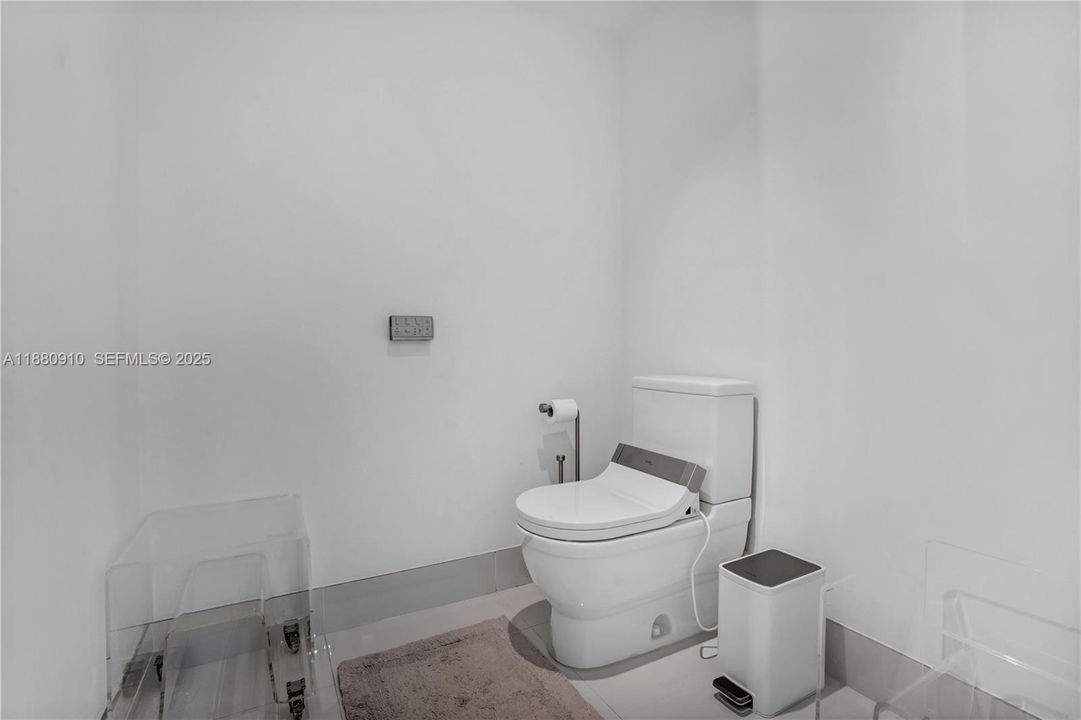 For Sale: $1,880,000 (3 beds, 3 baths, 1892 Square Feet)