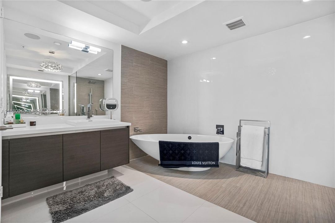 For Sale: $1,880,000 (3 beds, 3 baths, 1892 Square Feet)