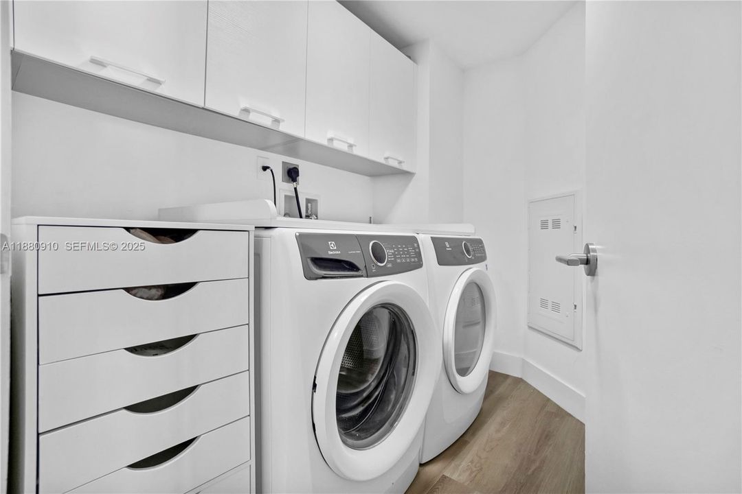 For Sale: $1,880,000 (3 beds, 3 baths, 1892 Square Feet)