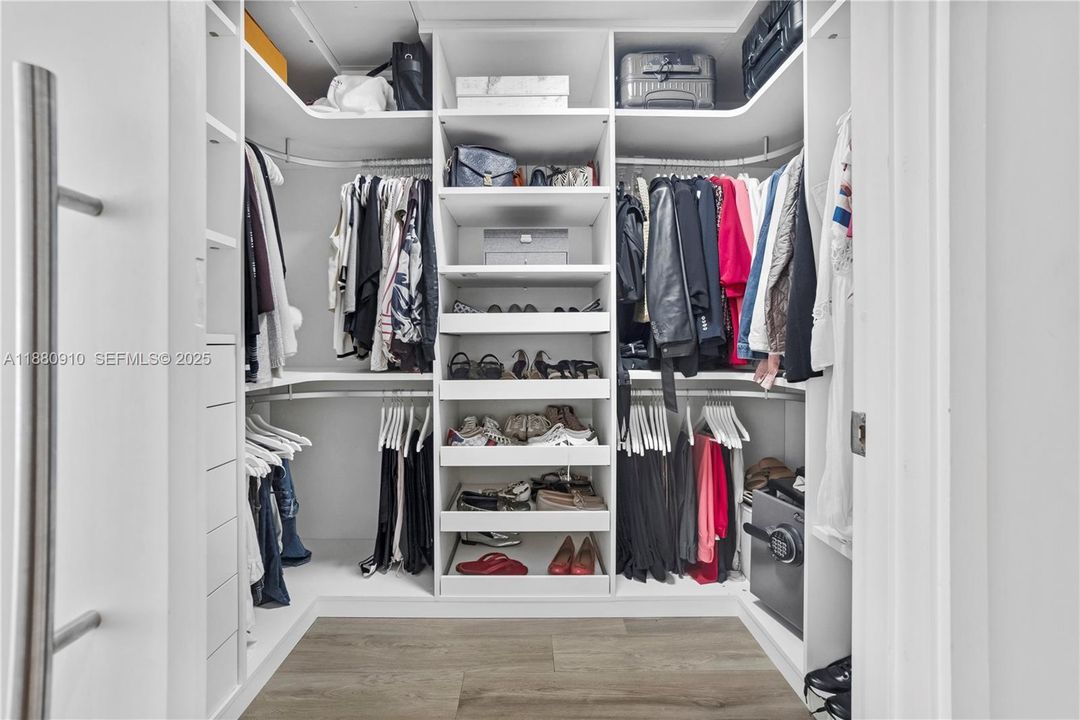 For Sale: $1,880,000 (3 beds, 3 baths, 1892 Square Feet)