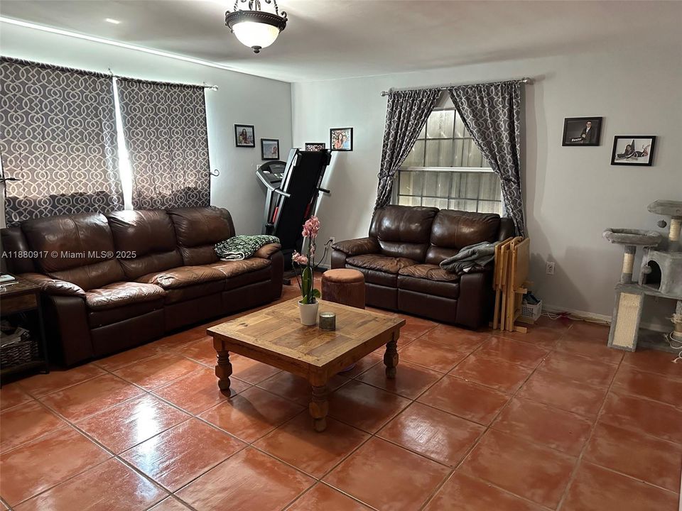 For Sale: $1,500,000 (6 beds, 3 baths, 2909 Square Feet)