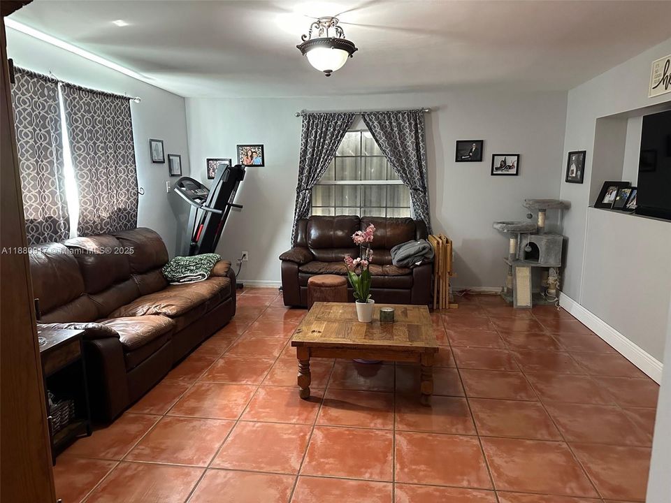 For Sale: $1,500,000 (6 beds, 3 baths, 2909 Square Feet)