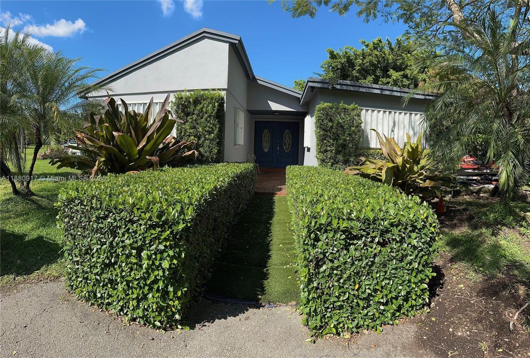 For Sale: $1,500,000 (6 beds, 3 baths, 2909 Square Feet)