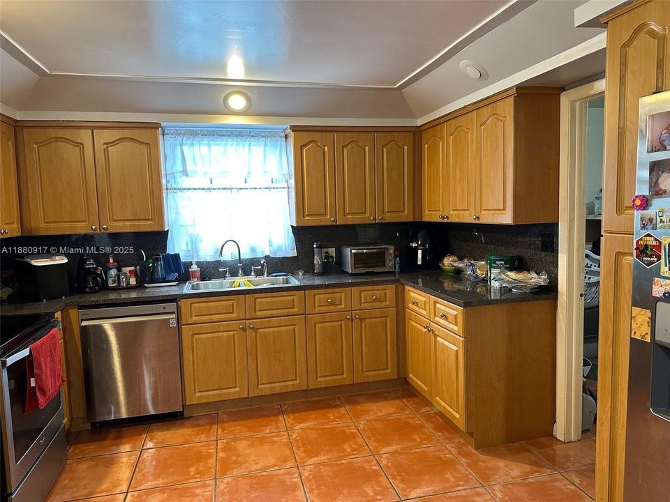 For Sale: $1,500,000 (6 beds, 3 baths, 2909 Square Feet)