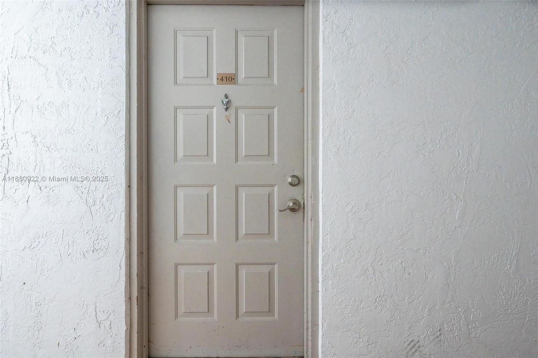 Под контрактом: $159,900 (1 спален, 1 ванн, 764 Квадратных фут)