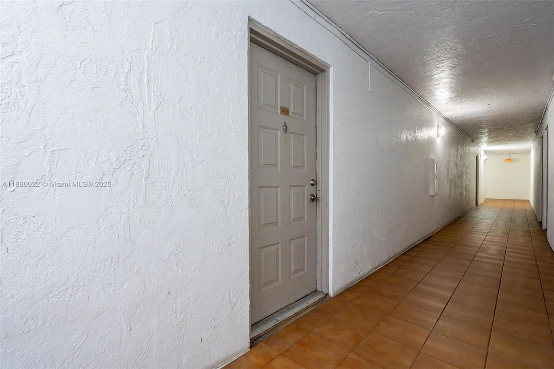 Под контрактом: $159,900 (1 спален, 1 ванн, 764 Квадратных фут)