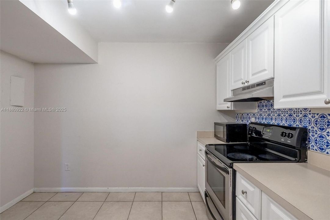 Под контрактом: $159,900 (1 спален, 1 ванн, 764 Квадратных фут)