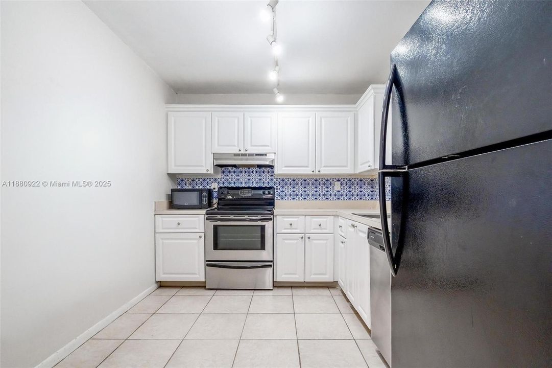 Под контрактом: $159,900 (1 спален, 1 ванн, 764 Квадратных фут)