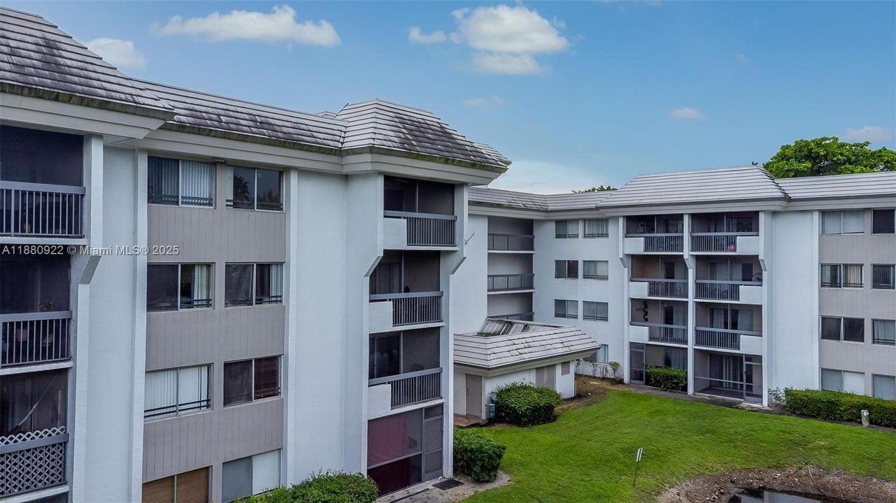 Под контрактом: $159,900 (1 спален, 1 ванн, 764 Квадратных фут)