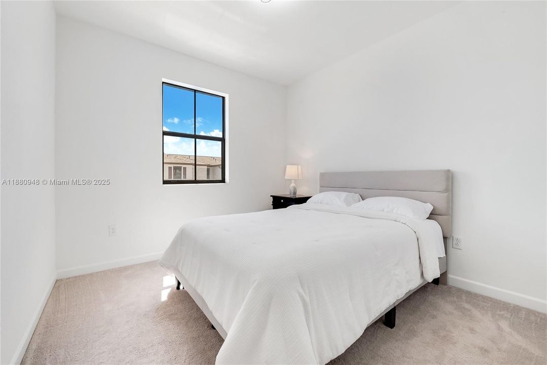 Под контрактом: $435,000 (3 спален, 2 ванн, 1544 Квадратных фут)