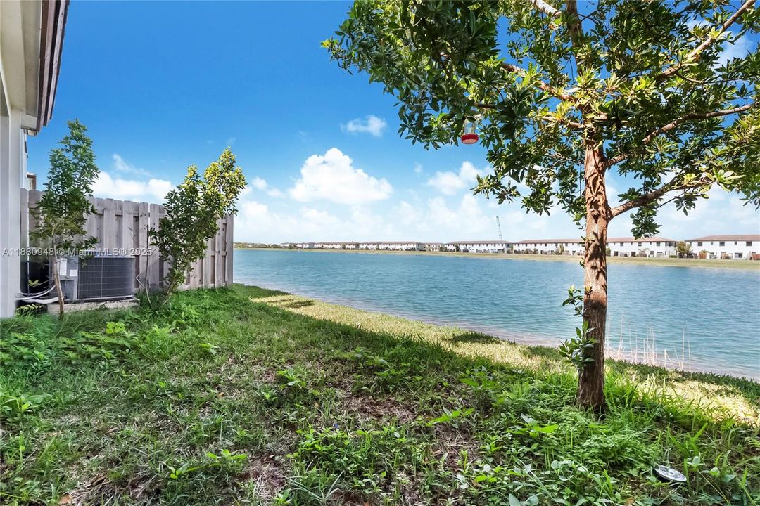 Под контрактом: $435,000 (3 спален, 2 ванн, 1544 Квадратных фут)