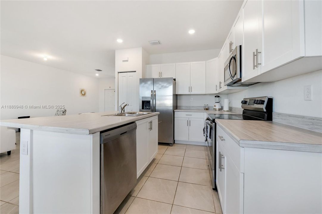 Под контрактом: $435,000 (3 спален, 2 ванн, 1544 Квадратных фут)